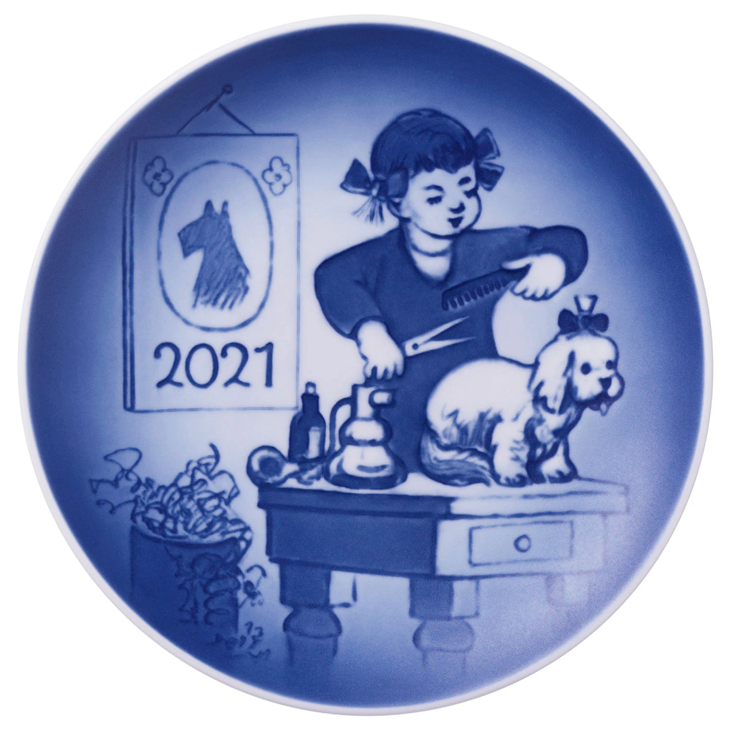 Royal Copenhagen Bing & Gr&oslash;ndahl Child's Day Plate 2021 - The Little Dog Groomer -  Tallerkener Porselen Bl&aring; - 1057631