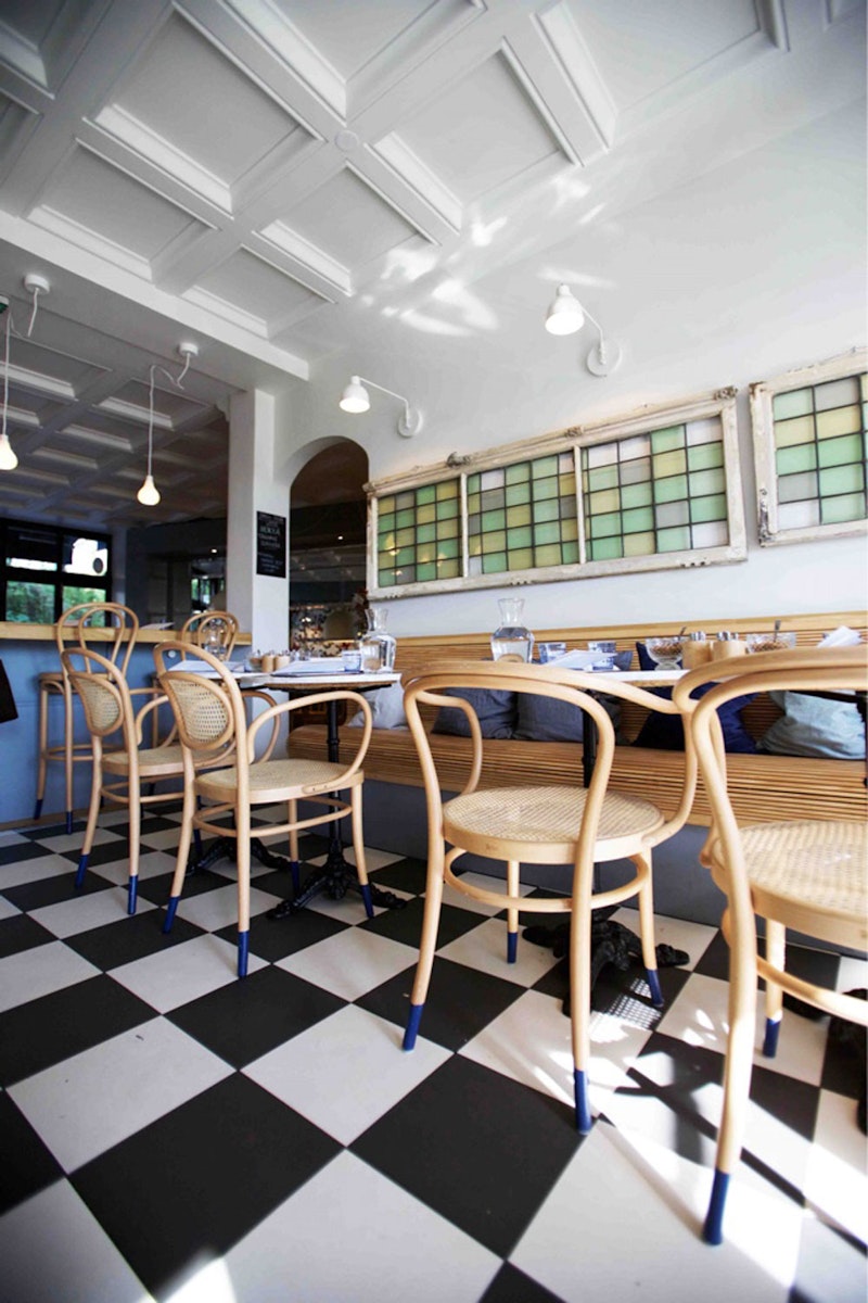 No 30 Stol Med Armlener Rotting, Hvit fra TON